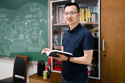 张磊老师在北京国际数学研究中心办公室